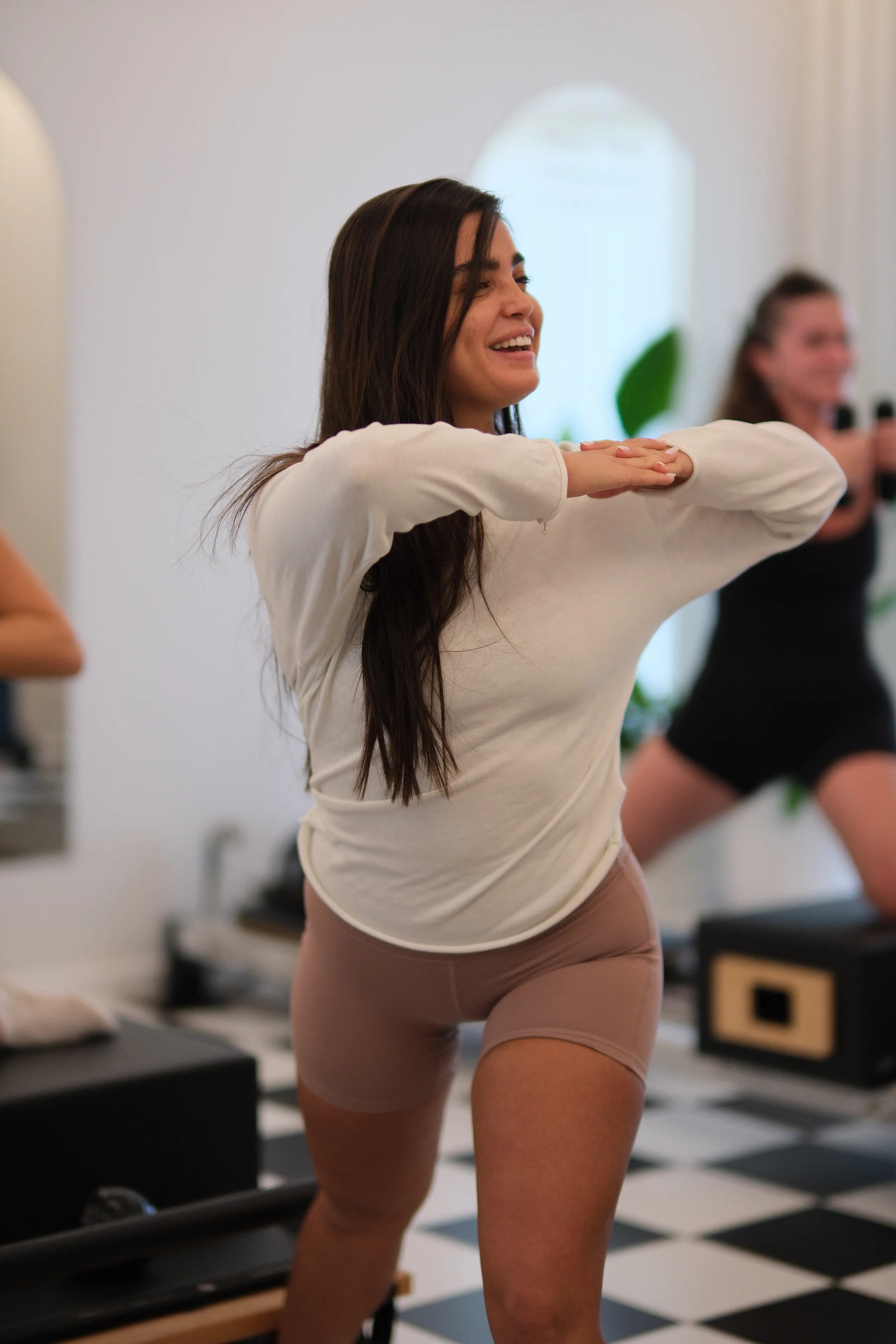 מיקה מזור, מדריכת פילאטיס מוסמכת בסטודיו ARIA, מדגימה תרגיל פילאטיס